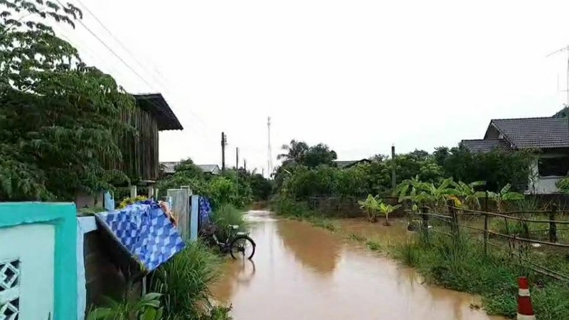 Phayao residents pick up the pieces after muddy floods Phayao residents pick up the pieces after muddy floods