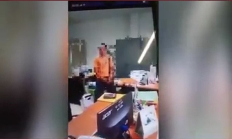Man who showed his genitals in viral video clip is allegedly an ‘Ubon Ratchathani local administration official’ Man who showed his genitals in viral video clip is allegedly an ‘Ubon Ratchathani local administration official’