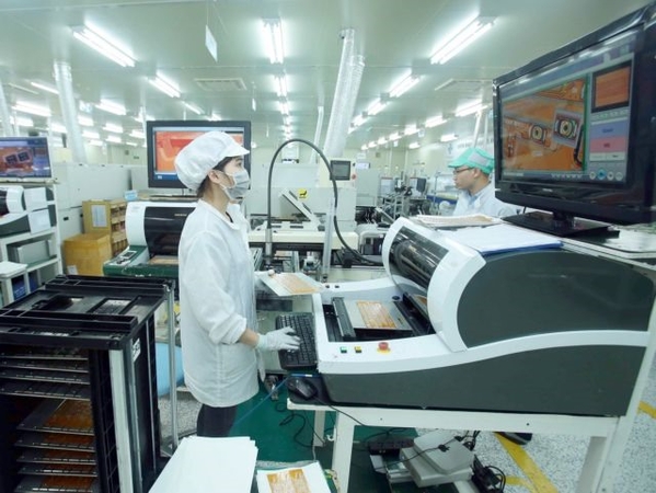 Workers produce electronic parts in 4P Company in the northern province of Hưng Yên. Manufacturing was the driving force of the Vietnamese economy in the first six months of this year with an expansion of 4.96 per cent. — VNA/VNS Photo Phạm Kiên