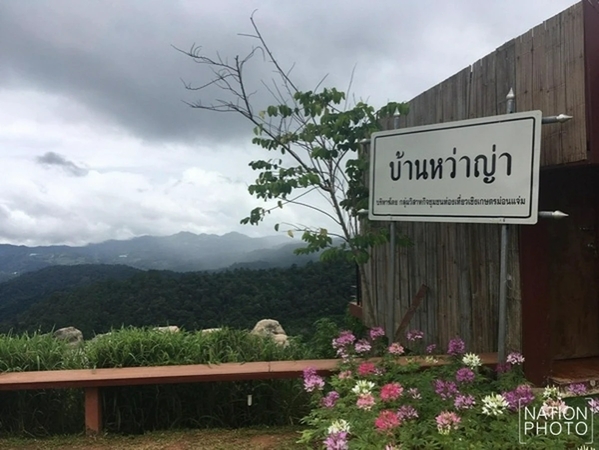 Tourists flee summer heat for Chiang Mai’s cold-comfort mountain Tourists flee summer heat for Chiang Mai’s cold-comfort mountain