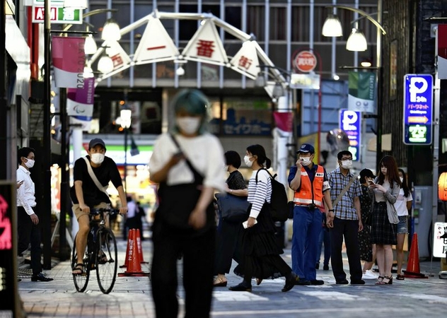 People are seen on a street in the downtown area of Toshima Ward, Tokyo, on Thursday. (The Yomiuri Shimbun)