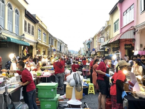 Phuket’s beloved Lardyai walking street springs to life Phuket’s beloved Lardyai walking street springs to life