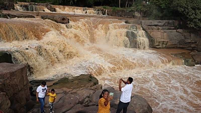 Kaeng Song Waterfall roars back to life as tourists descend on the area Kaeng Song Waterfall roars back to life as tourists descend on the area