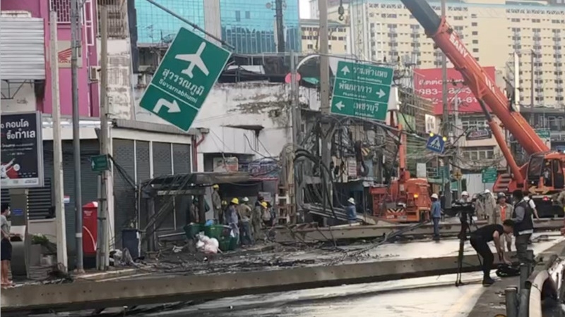 Truck knocks over electricity posts Truck knocks over electricity posts