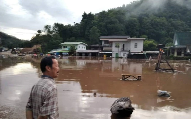 All-night rain floods North’s main artery All-night rain floods North’s main artery