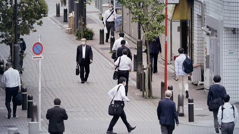 Morning commuters walk along a street in Tokyo, Japan, on May 26, 2020. MUST CREDIT: Bloomberg photo by Kiyoshi Ota.