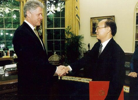 Former Vietnamese Ambassador to the US Lê Văn Bàng in 1997 meets then US President Bill Clinton. — VNA/VNS File Photo