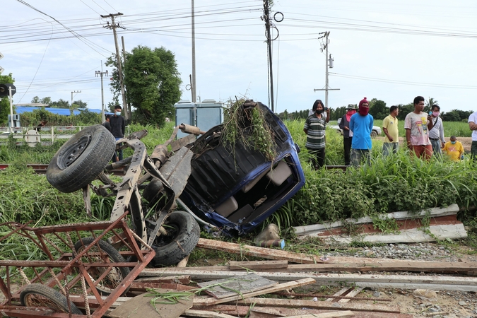 Myanmar man, cow killed as train smashes into their pickup in Ratchaburi Myanmar man, cow killed as train smashes into their pickup in Ratchaburi
