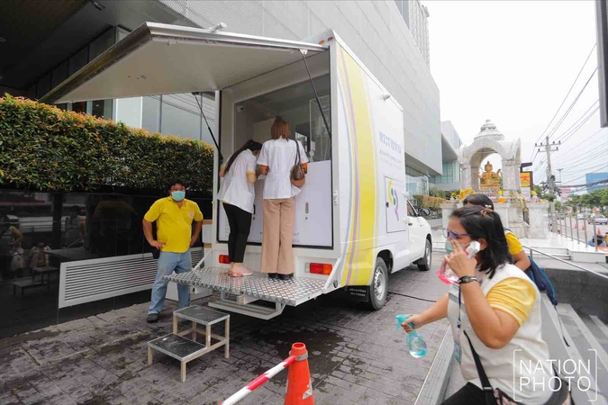 King grants biosafety vehicles for Covid-19 tests in Rayong King grants biosafety vehicles for Covid-19 tests in Rayong