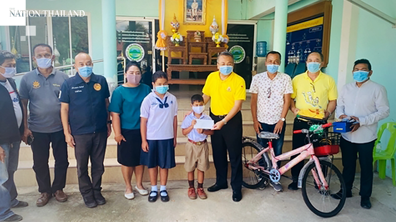 Bean pickers’ persevering son gets scholarship, bicycle Bean pickers’ persevering son gets scholarship, bicycle