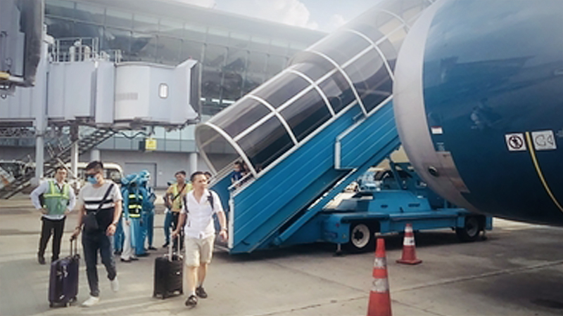 Passengers arrive at Tan Son Nhat Airport in HCM City. Due to the current difficulties of local aviation industry, no new airline is allowed to open until 2022 .— Photo VNS Thu Giang