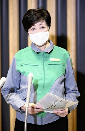 Tokyo Gov. Yuriko Koike answers a question from a reporter in Chiyoda Ward, Tokyo, on Tuesday. (The Yomiuri Shimbun)