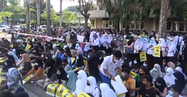 Prince of Songkhla University students rally against govt, chancellor Prince of Songkhla University students rally against govt, chancellor