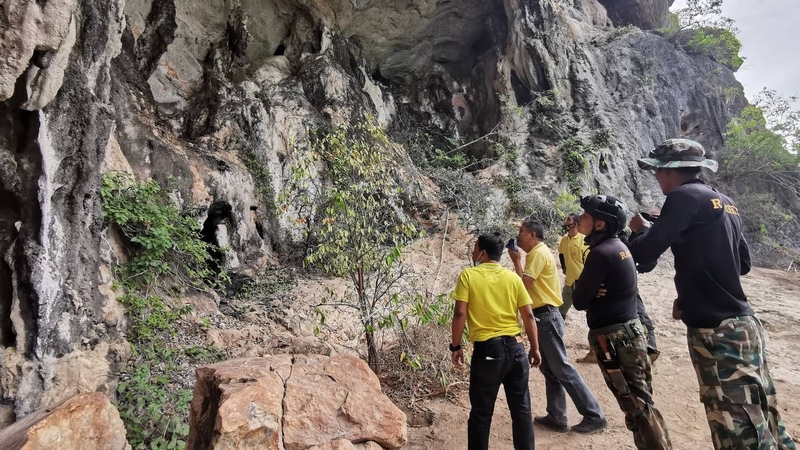 Paintings at least 3,000 years old discovered in Phang Nga cave Paintings at least 3,000 years old discovered in Phang Nga cave
