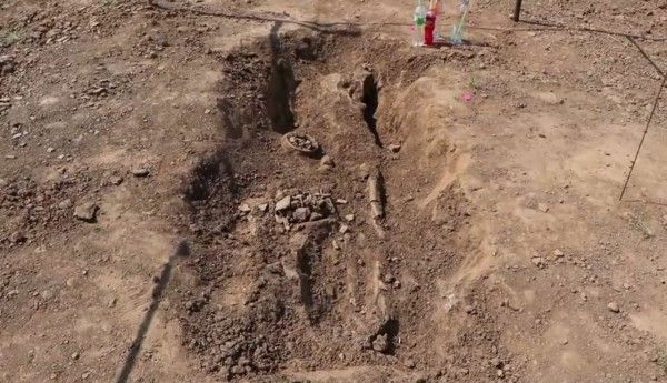 Experts examine human remains found at prehistoric site in Ang Thong Experts examine human remains found at prehistoric site in Ang Thong