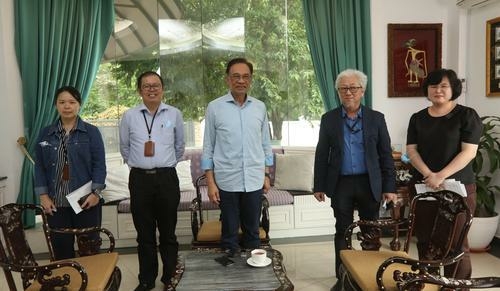 Led by Sin Chew Daily editor-in-chief Kuik Cheng Kang (second from right), Anwar Ibrahim ( third from right) shares his views with the Sin Chew Daily editorial team in an exclusive interview.