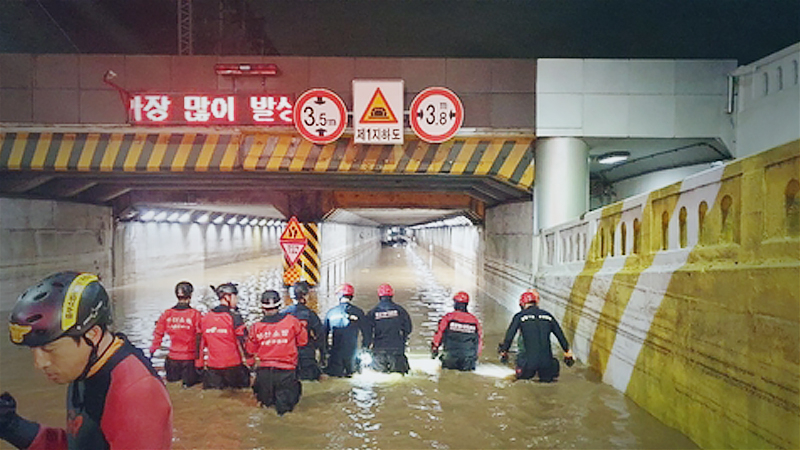 
Firefighters launch rescue efforts Thursday at an underpass in Busan where three people died after being trapped inside due to heavy rainfall. (Busan Metropolitan Police Agency)