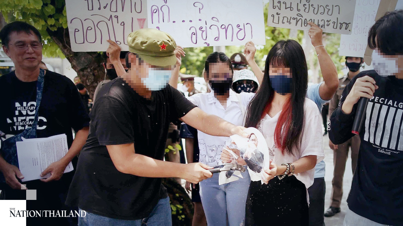 Demonstrators try to ‘scrub away’ govt’s double standards Demonstrators try to ‘scrub away’ govt’s double standards