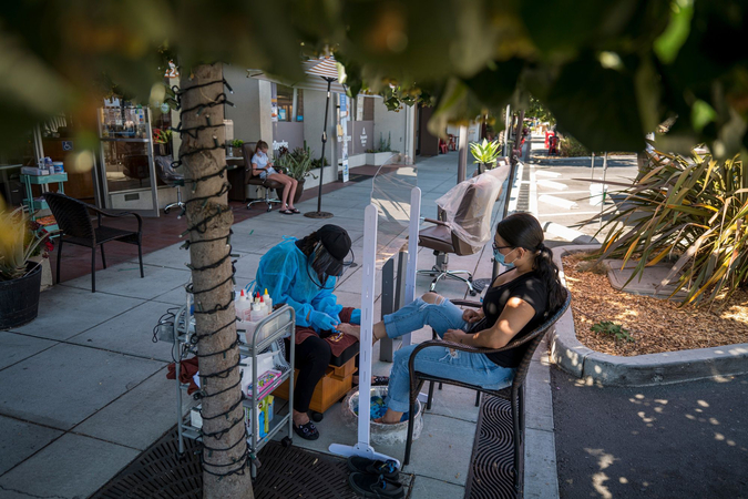 U.S. jobless claims rise a second week in sign of growing risks U.S. jobless claims rise a second week in sign of growing risks