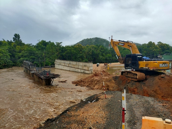 Heavy rain cuts off route connecting Chiang Mai to Chiang Rai Heavy rain cuts off route connecting Chiang Mai to Chiang Rai
