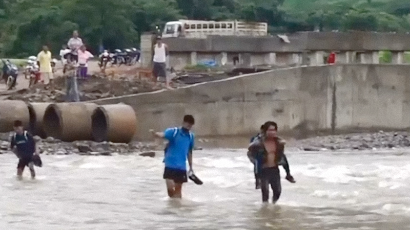 Children get to school despite flooding Children get to school despite flooding