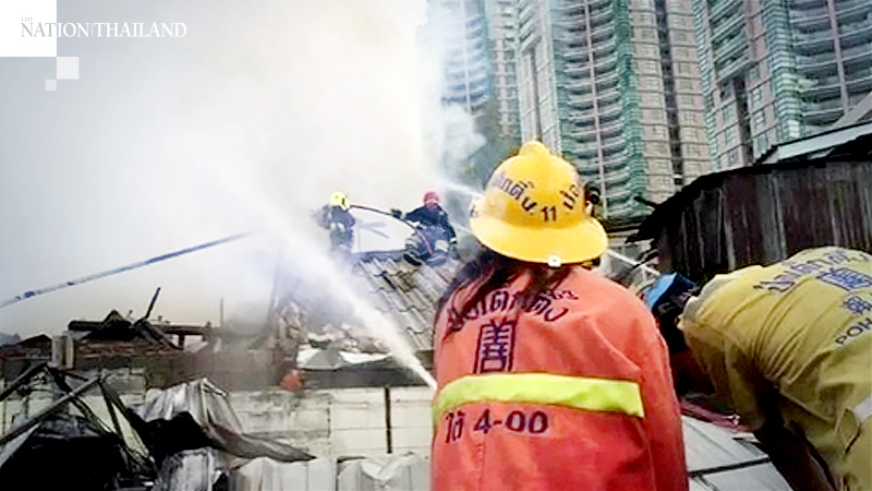 Fire engulfs 10 homes in Charoenkrung slum Fire engulfs 10 homes in Charoenkrung slum