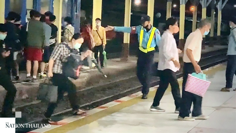 Railway station guard hailed as hero for saving man’s life Railway station guard hailed as hero for saving man’s life