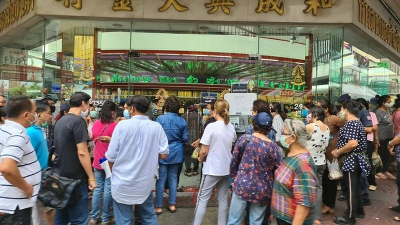 Hordes cash in as gold price rockets past Bt30,000 Hordes cash in as gold price rockets past Bt30,000