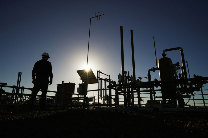 A Santos pilot well operates on a farm property in Narrabri., Australia, on May 25, 2017. MUST CREDIT: Bloomberg photo by Brendon Thorne.