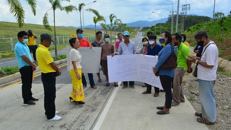 Yala locals to complain to higher authorities over Betong Airport wall Yala locals to complain to higher authorities over Betong Airport wall