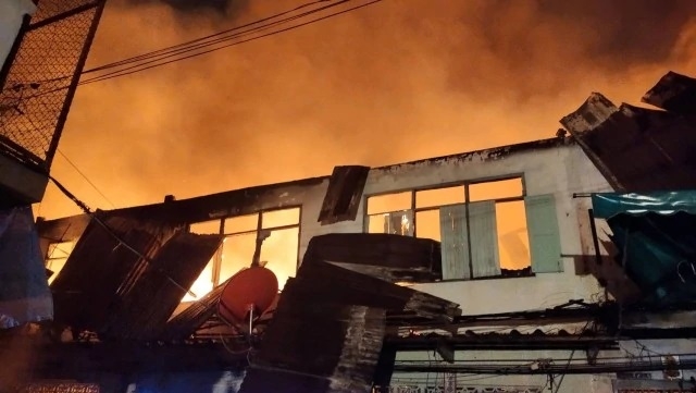 76 families evacuated as fire breaks out in Khlong San 76 families evacuated as fire breaks out in Khlong San