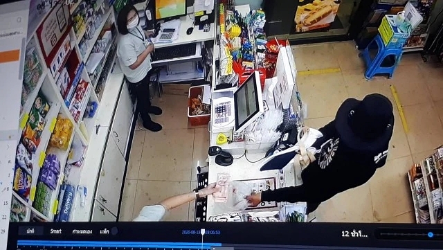 Man in black robs nearly Bt5,000 from Lampang 7-11 Man in black robs nearly Bt5,000 from Lampang 7-11