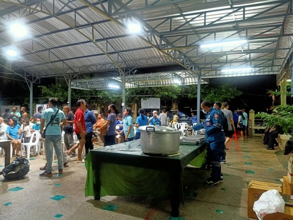 Minister visits victims of Bangkok blaze Minister visits victims of Bangkok blaze