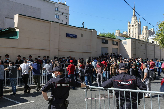 Virus leaves thousands of migrant workers stranded in Russia Virus leaves thousands of migrant workers stranded in Russia