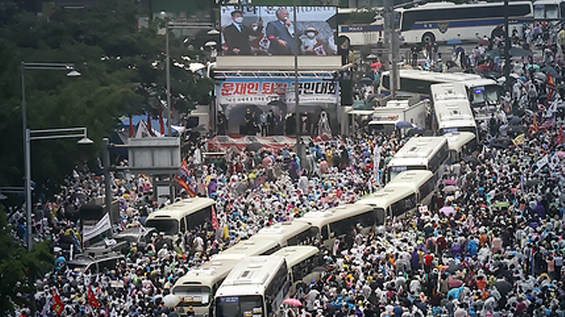 Protesters led by far-right pastor Jun Kwang-hoon rally at Gwanghwamun Square on Saturday. (Yonhap)