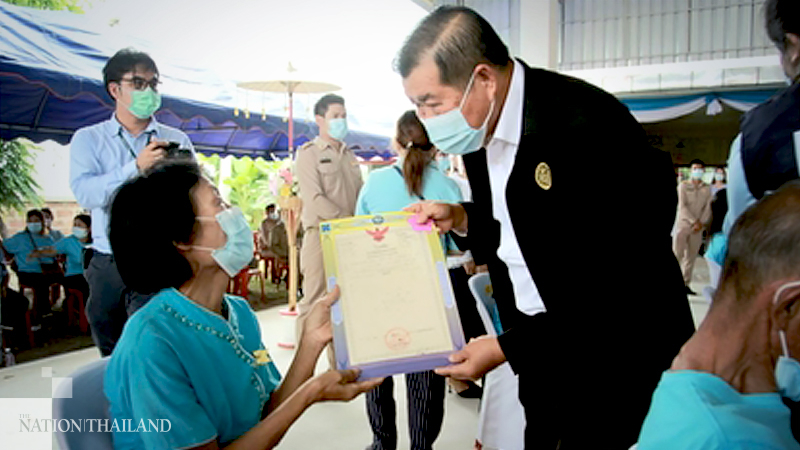 Villagers in Lampang get land title deeds Villagers in Lampang get land title deeds