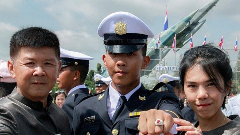 Pakapong Tanyakan, centre