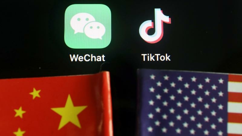The messenger app WeChat and short-video app TikTok are seen near China and US flags in this illustration picture taken Aug 7, 2020. (PHOTO / CHINADAILY.COM.CN)