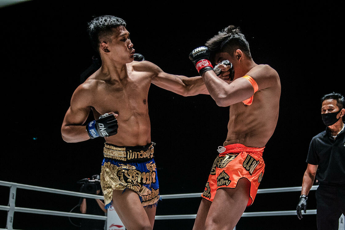 Kulabdam Sor. Jor. Piek Uthai delivers a punch against Sangmanee Klong SuanPluResort 