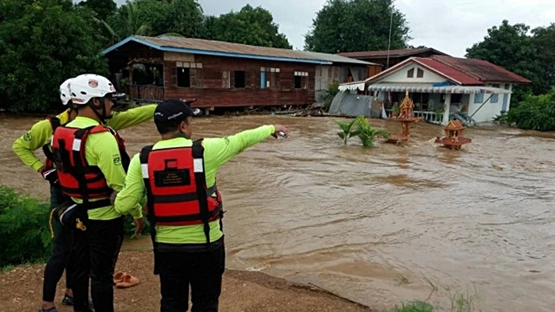 Power supply in Sukhothai disrupted as flood waters topple electricity posts Power supply in Sukhothai disrupted as flood waters topple electricity posts