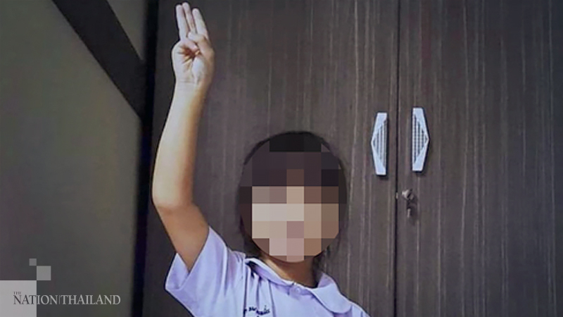 Police insist they did not intimidate parents of three-finger saluting kindergartner Police insist they did not intimidate parents of three-finger saluting kindergartner