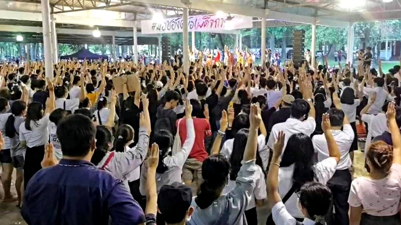 Chiang Mai University students rally under eagle eye of police, soldiers Chiang Mai University students rally under eagle eye of police, soldiers