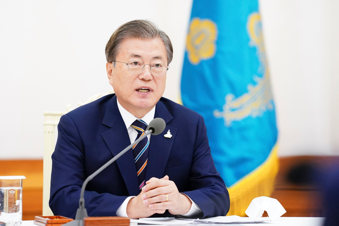 President Moon Jae-in speaks at the meeting with leaders of Protestant groups in Cheong Wa Dae on Thursday. (Yonhap)