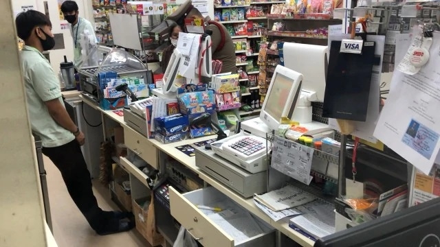 Man robs cash from Bangkok 7-Eleven store at knifepoint Man robs cash from Bangkok 7-Eleven store at knifepoint