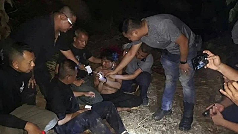 Man, who allegedly cut off his brother's head, nabbed in Uthai Thani mountain Man, who allegedly cut off his brother's head, nabbed in Uthai Thani mountain