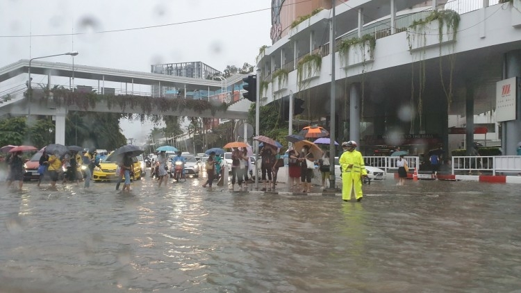 Bangkok traffic police told to keep roads clear despite flooding Bangkok traffic police told to keep roads clear despite flooding