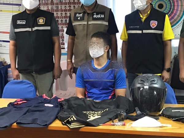 Unemployed teacher 'confesses' to robbing chain from gold shop Unemployed teacher 'confesses' to robbing chain from gold shop