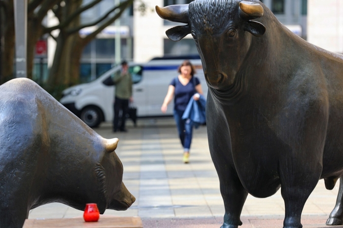 The bear and bull statue stands outside the Frankfurt Stock Exchange in Frankfurt, Germany, on Aug. 31, 2020. MUST CREDIT: Bloomberg photo by Alex Kraus.
Photo by: Alex Kraus — Bloomberg
Location: Frankfurt, Germany