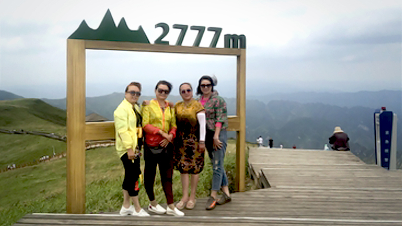 As the epidemic is being effectively contained domestically, tourists fed up with months of staying indoors have started to hit the road as travel restrictions were lifted in large parts of the country. [Photo/Xinhua]