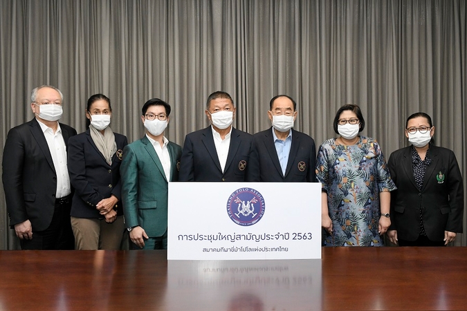 hailand Polo Association (TPA) president Kanoksakdi Bhinsaeng  (middle) in a photo session